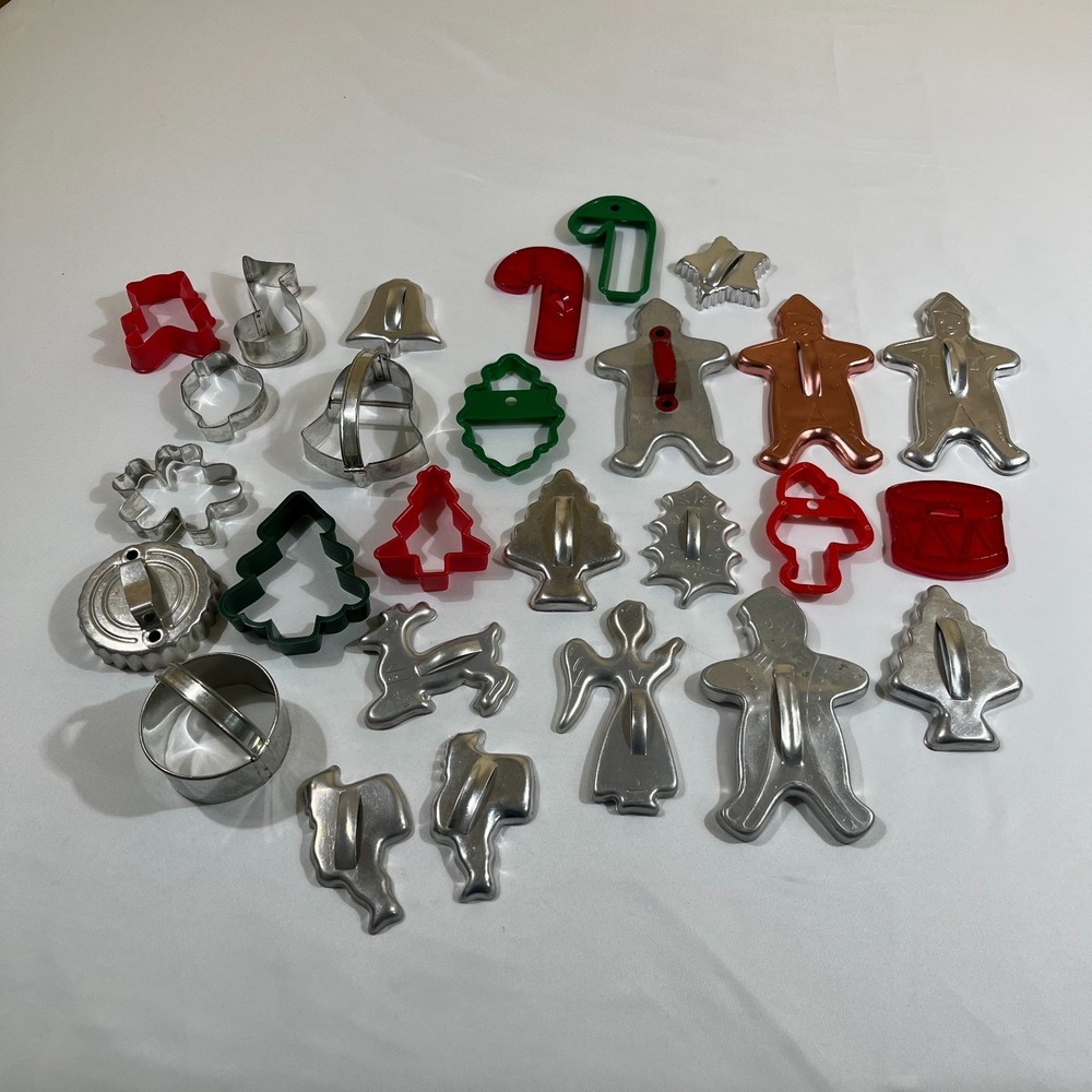 28pc Vintage Christmas Cookie Cutter Lot Metal Plastic Gingerbread Man Star Tree